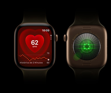 Dois relógios Apple Watch Series 12 lado a lado. À esquerda, a imagem da parte da frente do aparelho mostra a tela com o monitor de frequência cardíaca. À direita está a imagem da parte de trás com luzes brilhantes verdes