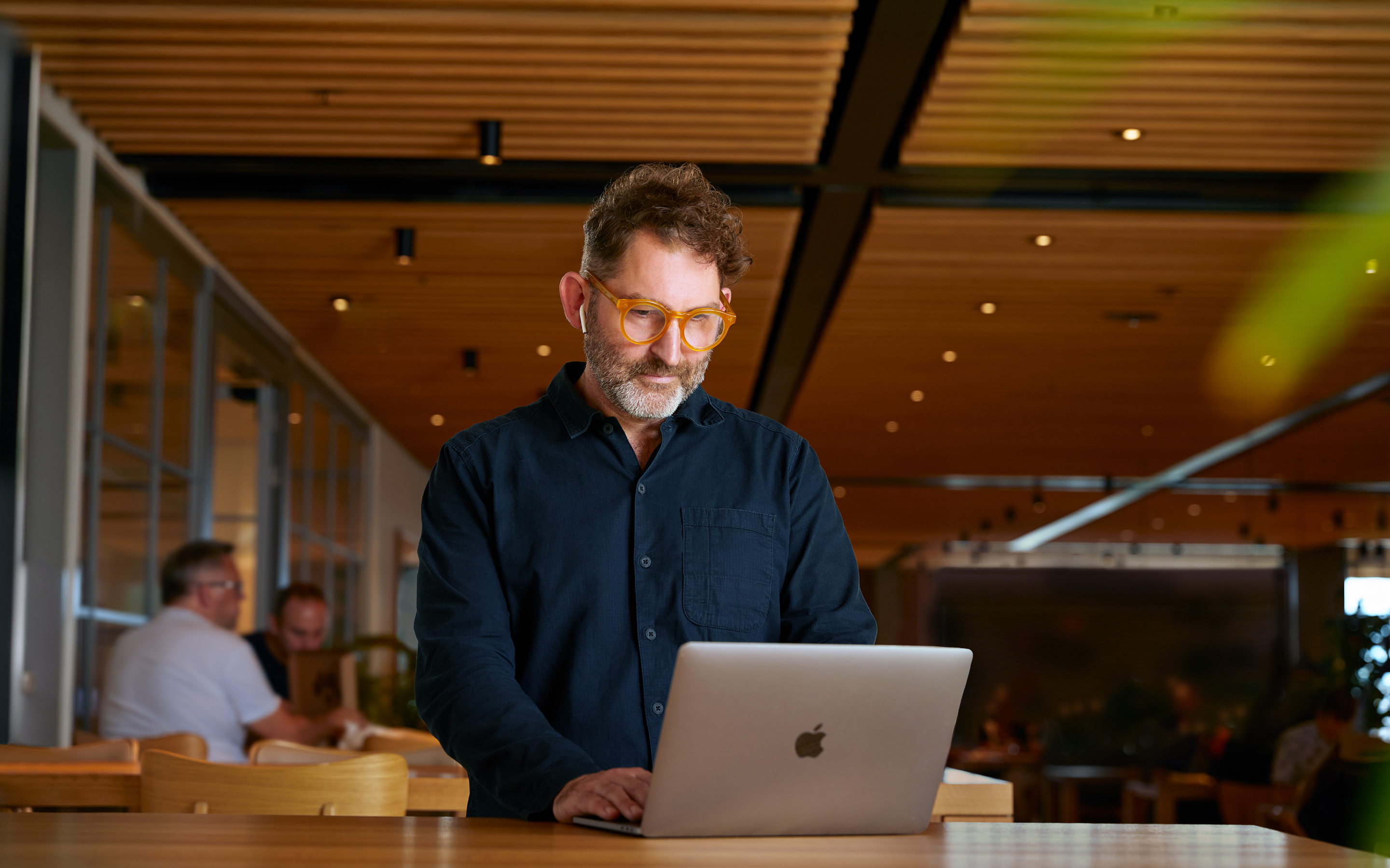 Un membre de l’équipe Apple Fonctions Corporate utilise un MacBook au Caffè Macs.