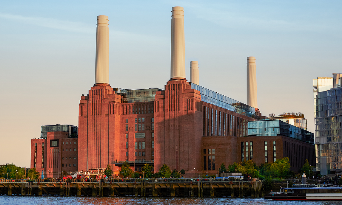 Mursteinsbygningen Battersea med de fire pipene sett utenfra.