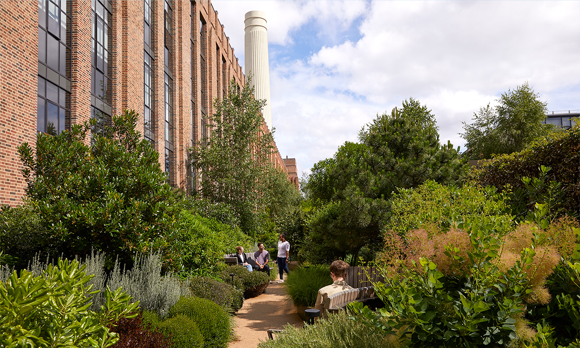 Apple-ansatte går gjennom hageterrassen i Battersea.