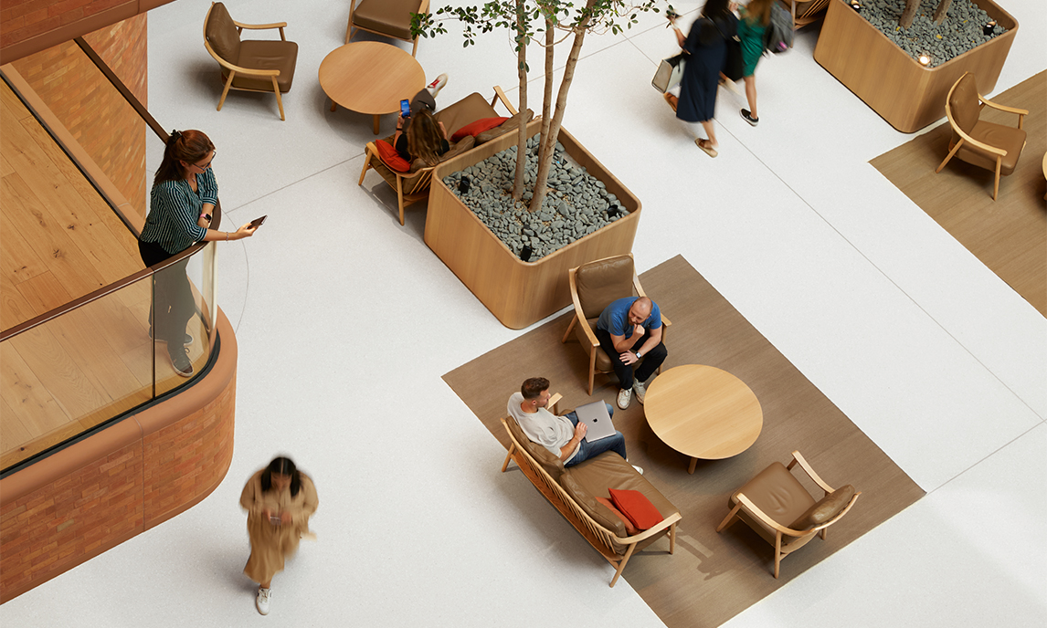Utsikten fra en balkong i andre etasje over Batterseas atrium på grunnplan.