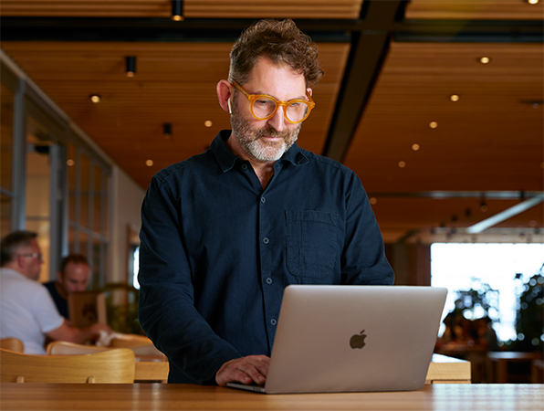 En Apple-ansatt bruker en MacBook på Caffè Macs.