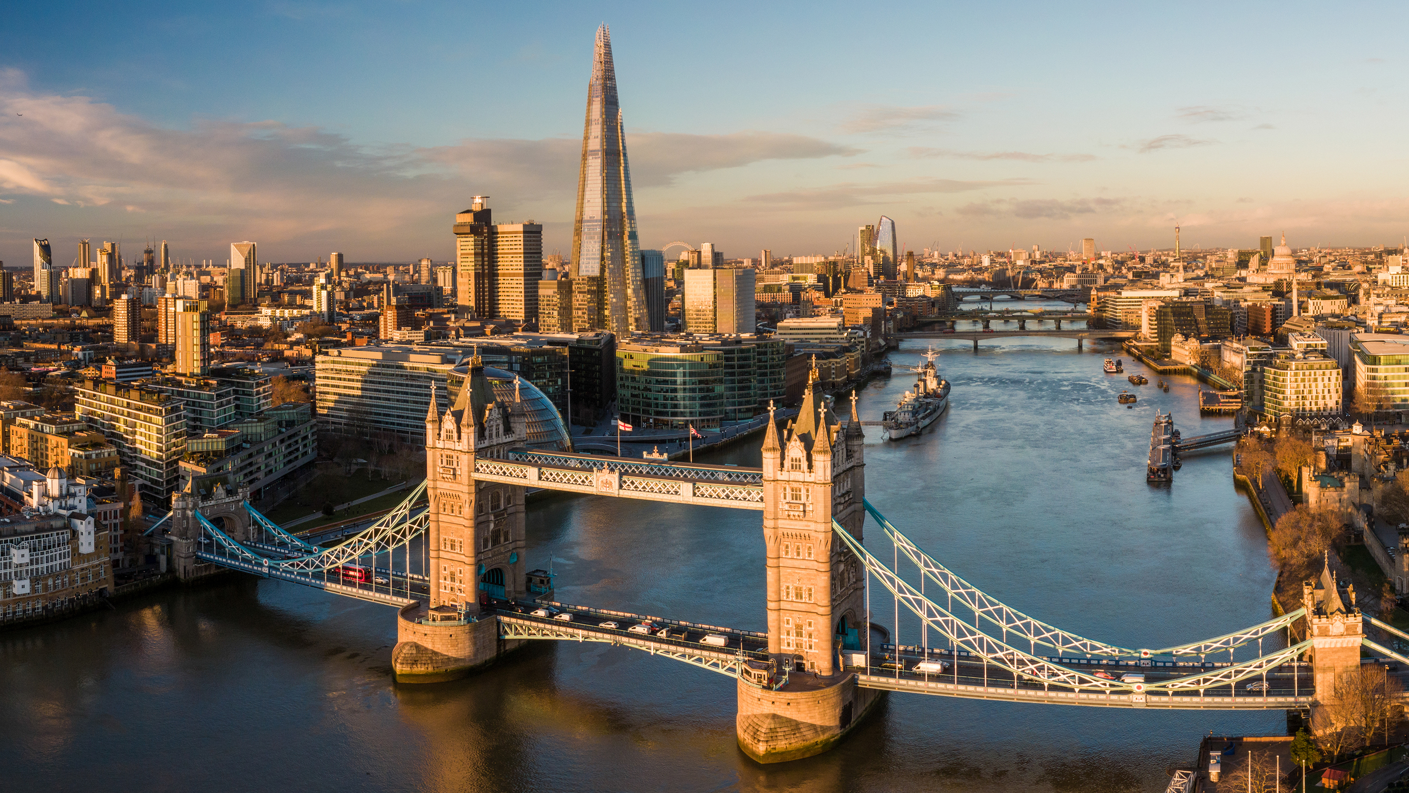 Flyfoto som viser London og Themsen, med Tower Bridge i forgrunnen.