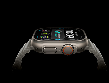 Apple Watch Ultra 4, vista lateral, caja de titanio, color plata, pantalla de hora digital, datos de salud y fitness, botón lateral Digital Crown naranja
