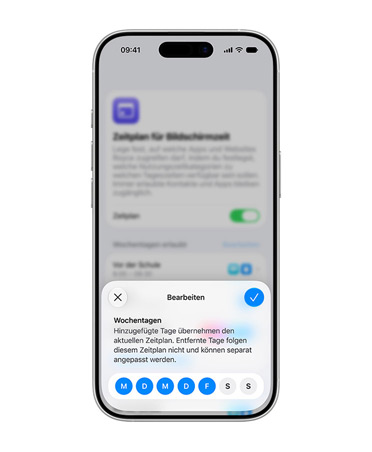 Ein iPhone zeigt die Benutzeroberfläche für die Zeitplanung an und fordert die Person auf, das tägliche Zeitbudget für einen Kinderaccount zu bearbeiten.