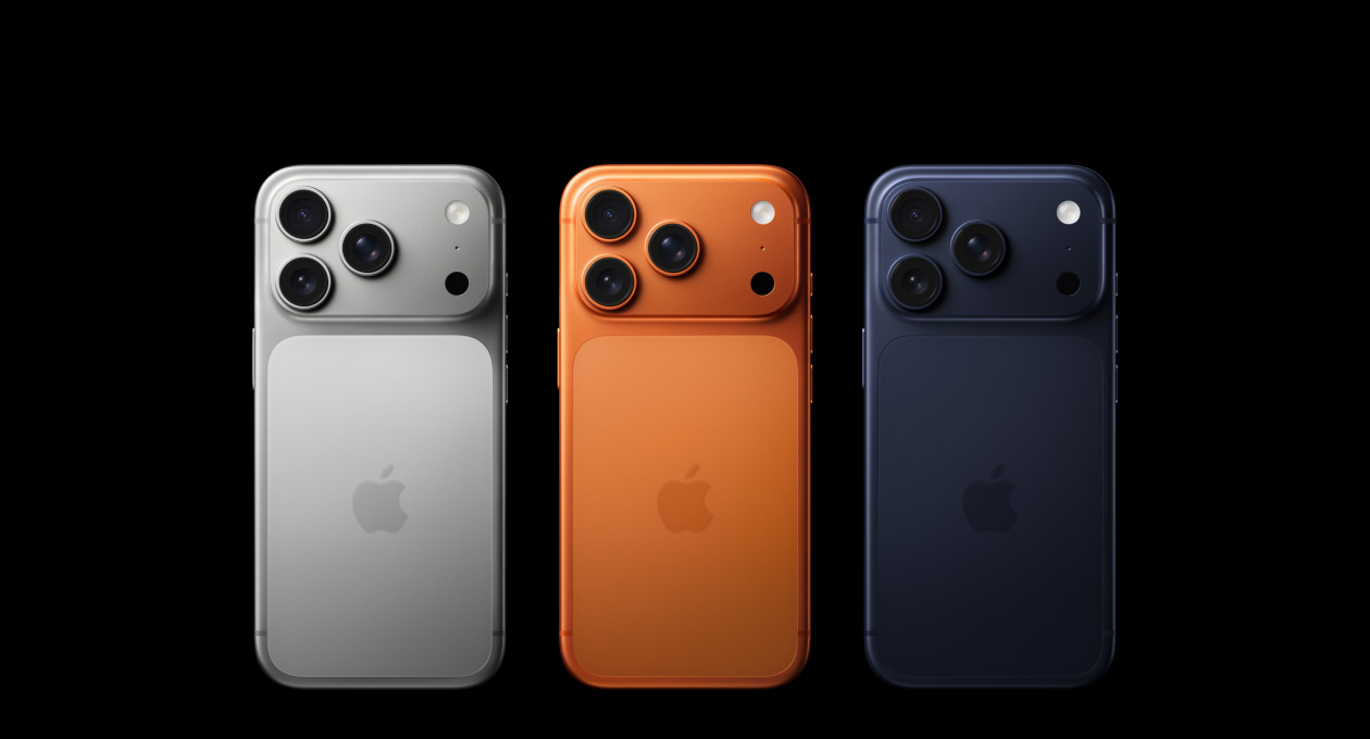iPhone 17 Pro, tagakülg, kõik kolm viimistlust, hõbe, kosmiline oranž, sügavsinine, vasakus ülanurgas Pro-kaamerasüsteem, kolm objektiivi, mikrofon, välk, keskel Apple'i logo