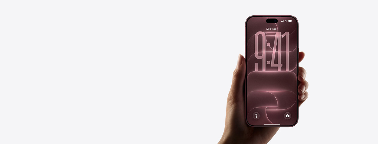 iPhone 17 en acabado lavanda, parte delantera exterior que muestra parte de la pantalla de inicio, vista lateral que muestra el botón Acción y los botones de volumen. Parte trasera exterior que muestra el sistema de cámara dual Fusion en la esquina superior izquierda, botón de control de la cámara