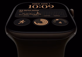 Apple Watch Series 12, Aluminiumgehäuse, Farbe Dunkelbronze, Modular Zifferblatt, Komplikationen: Tag und Datum, Trainings, Aktivitätsringe, Apple Music, rechte Seitenansicht, Digital Crown, Sportarmband, Farbe Oliv