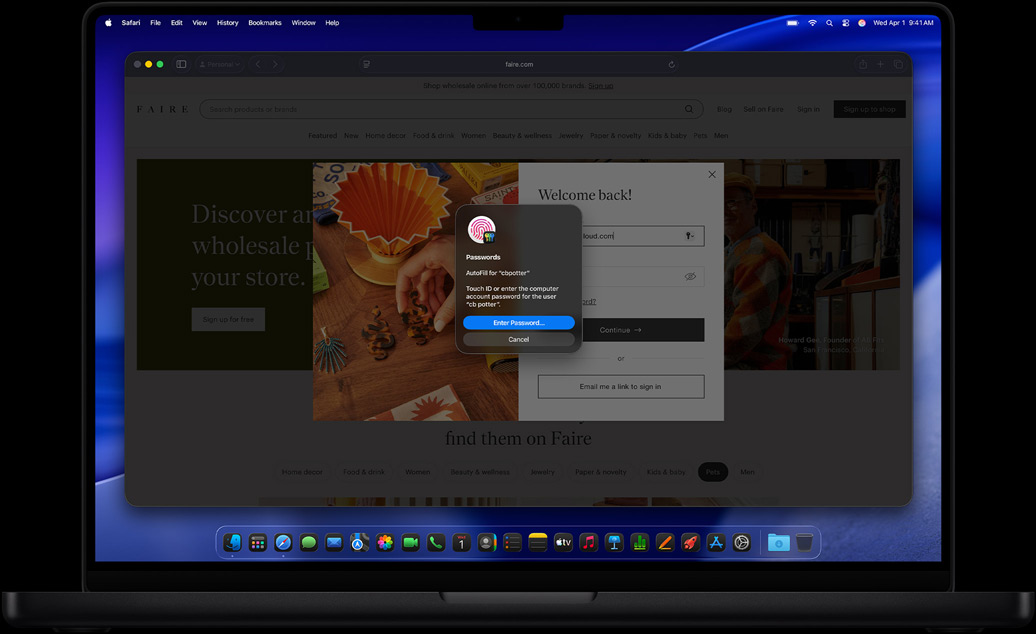 MacBook Pro, kleur spacezwart, via Safari en de Wachtwoorden-app wordt de gebruiker gevraagd om op een website in te loggen met Touch ID