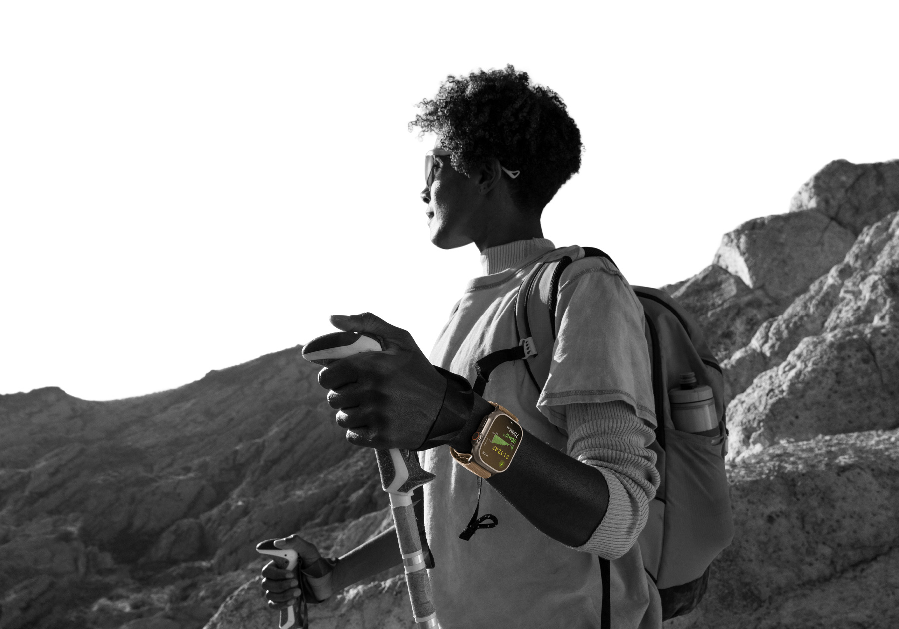Apple Watch Ultra 4を装着して砂漠でハイキングをしている人物。Apple Watchの画面に高度の測定値が表示されている