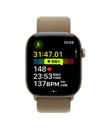 ライトゴールドアルミニウムケースのApple Watch Series 12。屋外ランニングワークアウトが開かれ、心拍数範囲3と示されている。オリーブスポーツループバンド(ブラウンがかった緑色)が付いている