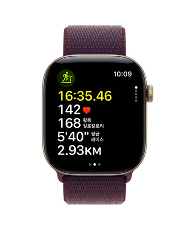 Apple Watch Series 12, 라이트 골드 알루미늄 색상 및 버건디 밴드, 시간, 심박수, 칼로리, 거리 등의 운동 수치가 표시된 모습