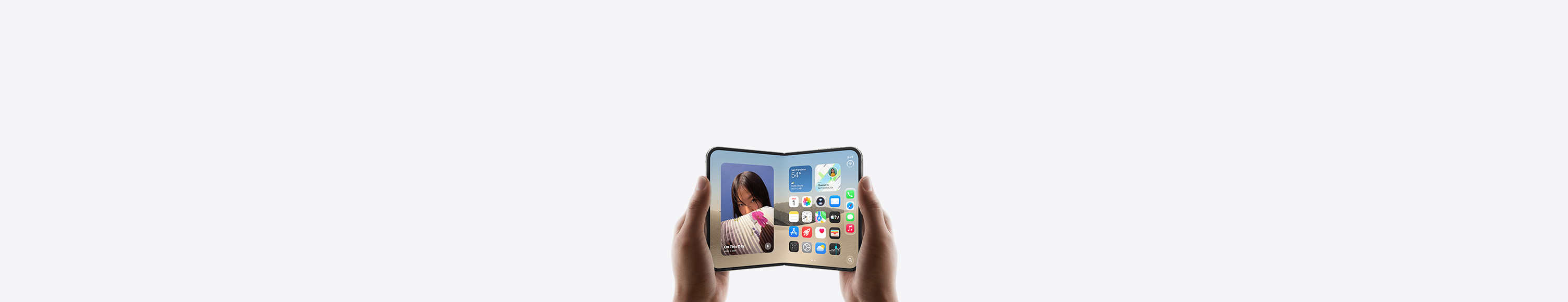 兩隻手拿著橫向的 iPhone Duo，裝置打開，內螢幕展示主畫面。