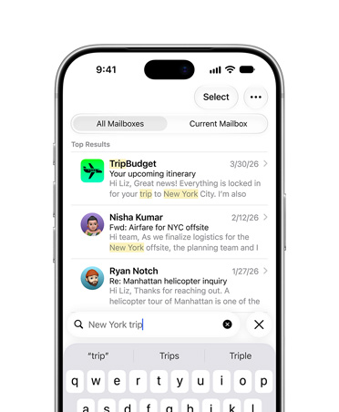 iPhone 18 Pro w kolorze srebrnym, na ekranie widać wybrane wiadomości e-mail odpowiadające wyszukiwaniu frazy „Podróż do Nowego Jorku”