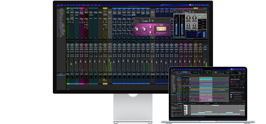 Studio Display și un laptop Mac afișând o sesiune în Pro Tools cu integrare Splice, sticla cu textură nano contribuie la reducerea reflexiilor pe ecranul întunecat al aplicației