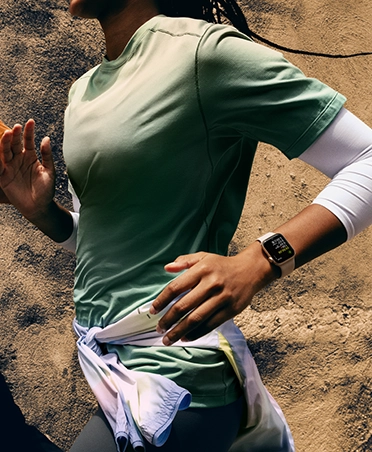 一個人左腕上戴著 Apple Watch 跑步
