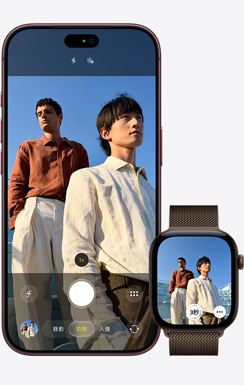 iPhone 18 Pro 機身正面，正使用相機拍攝兩位男子，背景是藍天，旁邊的 Apple Watch Ultra 3 開啟相機遙控器 Apple