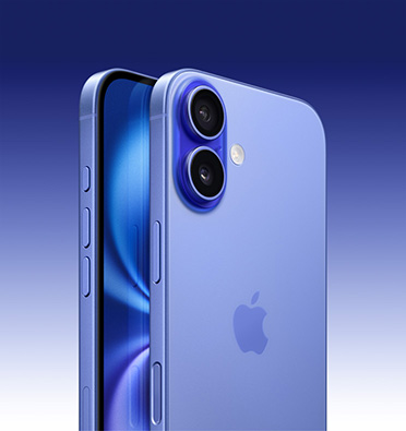 湛海藍色 iPhone 16 展示部分螢幕，斜側面展示動作按鈕、音量按鈕和側邊按鈕。機身背面展示左上角的先進雙相機系統。