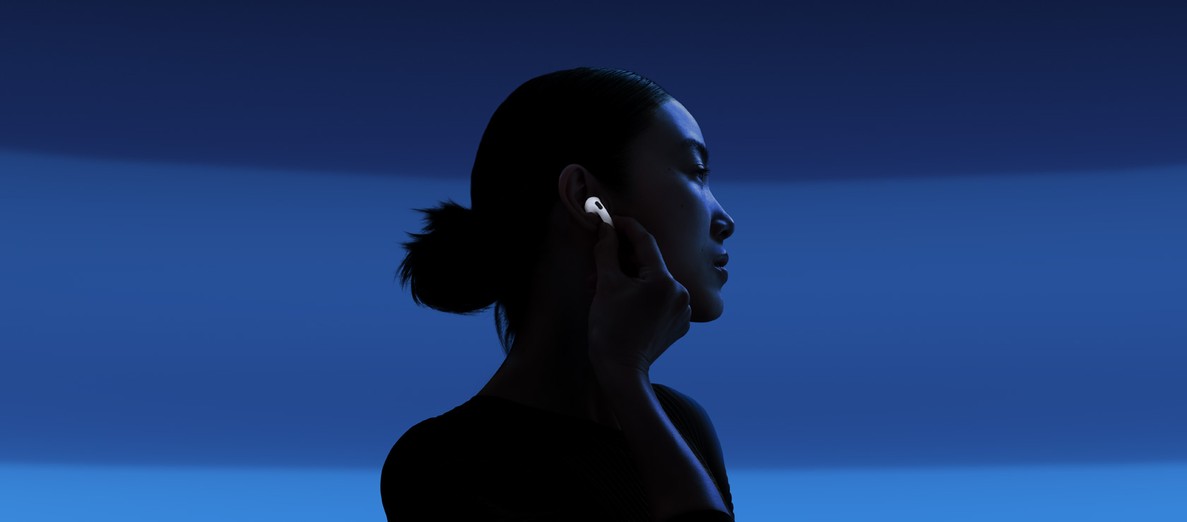 บุคคลหนึ่งกำลังเปิดใช้งานการตัดเสียงรบกวนแบบแอ็คทีฟโดยแตะที่ก้านหูฟัง AirPods 5
