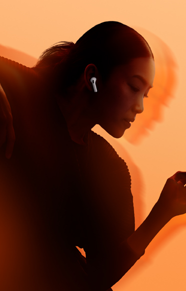 บุคคลหนึ่งใส่ AirPods 5, แขนงอ, พื้นหลังหลากสีสัน