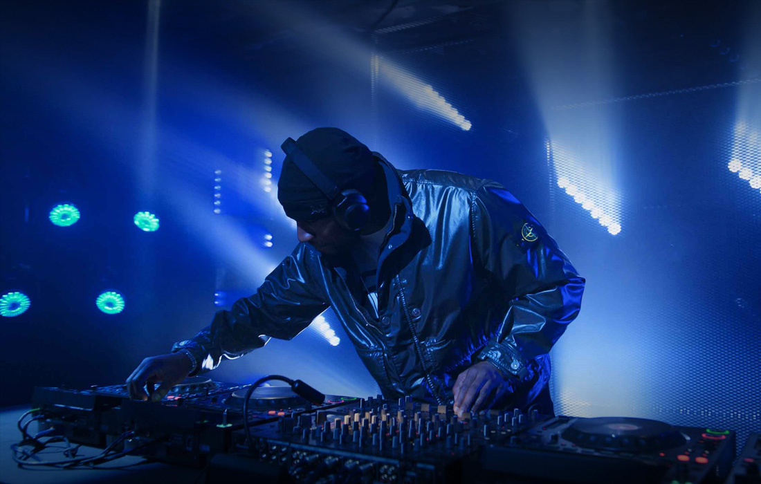 DJ по време на концерт на живо.