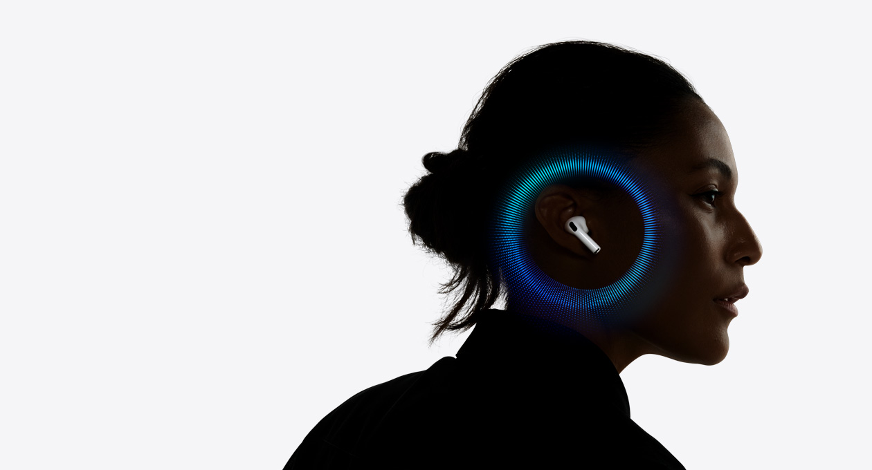 Човек с AirPods Pro 3 с пулсиращи вълни около ухото му