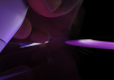 Korisnik drži Apple Pencil Pro u položaju za pisanje. Vršak je pritisnut na zaslon koji prikazuje crtanje debljih poteza u žarko zelenoj boji.