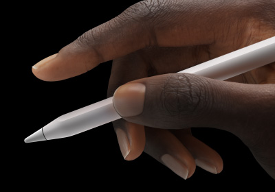 Korisnik drži Apple Pencil Pro između palca i kažiprsta.