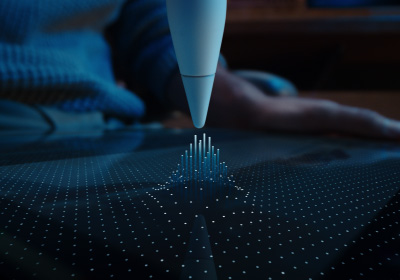 Olovka Apple Pencil Pro usmjerena nadolje prema zaslonu. Zaslon je pun točkica koje se pružaju prema gore i slijede vršak olovke Apple Pencil Pro, što pokazuje da lebdenje olovke povezuje Apple Pencil Pro s iPadom i prije dodira zaslona.