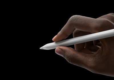 Ruka korisnika drži Apple Pencil Pro u položaju za pisanje. Vrh je usmjeren prema sučelju koje prikazuje novu paletu alata.