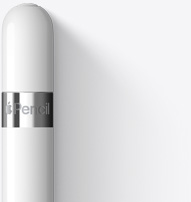 Gornji dio olovke Apple Pencil 1. generacije prikazan sa zaobljenim vrhom koji okružuje srebrna vrpca s nazivom proizvoda.