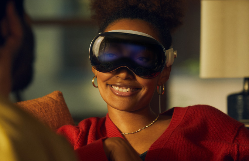 Eine Person trägt eine Apple Vision Pro, die Augen sind durch das Frontglas sichtbar