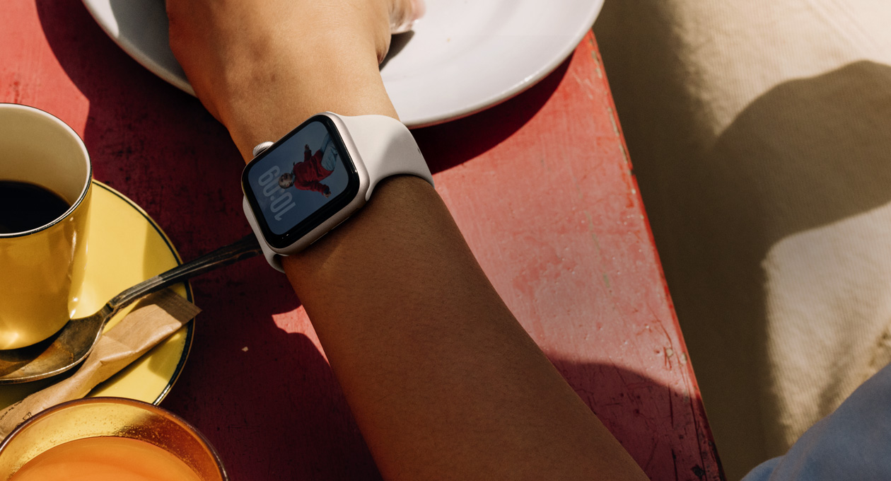 Apple Watch SE 3, алуминиев корпус, астро бял цвят, Always-On дисплей, Photos циферблат, Sport Band, астро бял цвят