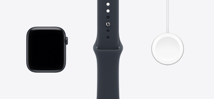 Apple Watch SE 3, Aluminiumgehäuse, Farbe Mitternacht, Vorderseite, All‑Screen Display, Sportarmband in Mitternacht, Apple Watch Magnetisches Schnellladegerät auf USB‑C Kabel