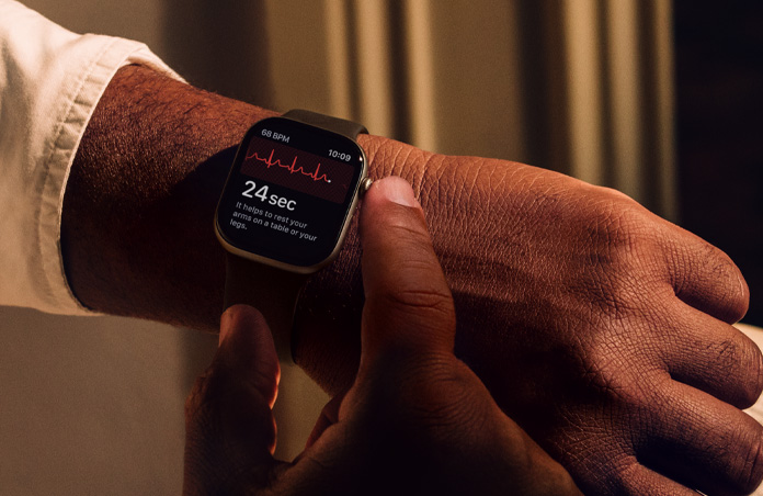Osoba pritišće i drži Digital Crown na Apple Watchu Series 11 radi mjerenja zdravlja srca u aplikaciji EKG