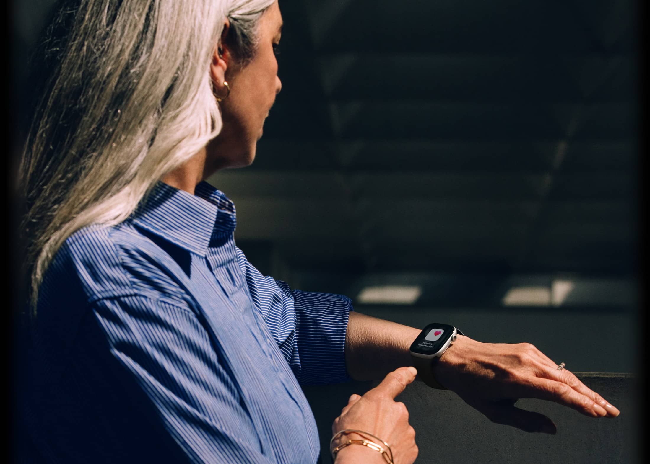 Osoba čita obavijest o hipertenziji na Apple Watchu Series 11