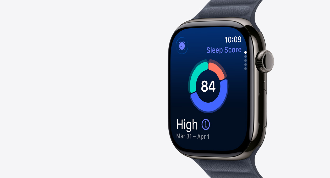 Apple Watch Series 11, boja škriljevac, kućište od titanija, na zaslonu se prikazuje kružni grafikon rezultata spavanja, vanjska desna strana, Digital Crown, remen, mornarsko plava magnetna narukvica