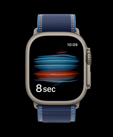 Apple Watch Ultra 3, kućište od titanija, prirodna boja, testiranje kisika u krvi u aplikaciji Zdravlje, narukvica Trail, plava/jarko plava boja