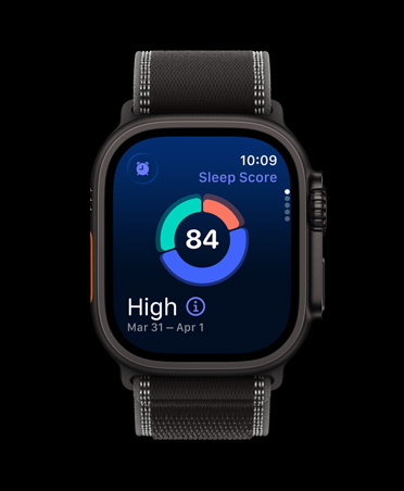Apple Watch Ultra 3, crna boja, kućište od titanija, ekran prikazuje kružni grafikon rezultata spavanja, remen, narukvica Trail, crna/ugljen boja