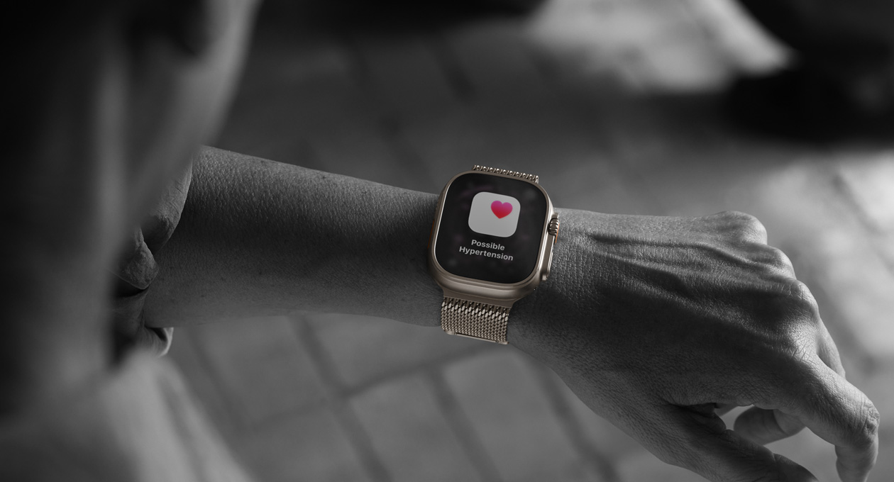 Osoba provjerava upozorenje o hipertenziji u aplikaciji Zdravlje na Apple Watchu Ultra 3