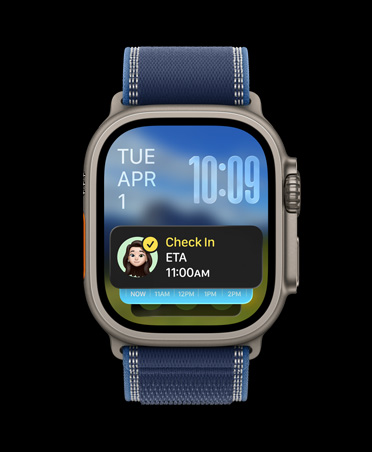 Apple Watch Ultra 3, crna boja, kućište od titanija, obavijest za Check In nalazi se na vrhu Smart Stacka, narukvica Trail, plava/jarko plava boja
