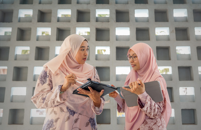 マレーシアの女子寄宿学校、セコラ・タン・ファティマで同僚の教師Fatin Shahera氏のコーチングを行う、ALCのNur Safiqa Sapar氏。