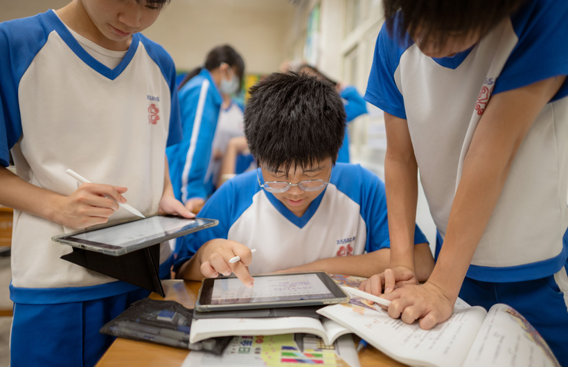 Goodnotesを使ってグループワークに協力して取り組む、市立瑞芳国民中学校の生徒たち。