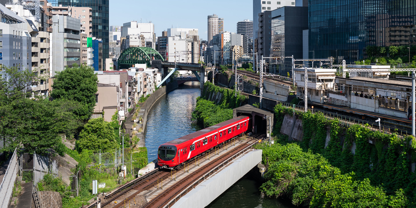 Korte videoklip om Tokyo Metro, bl.a. med tog, der krydser broer, den daglige drift og vedligeholdelsesarbejde.
