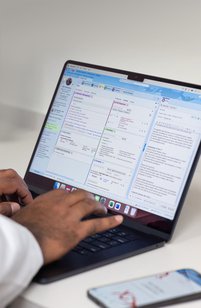 Un prestataire de soins vérifient des dossiers médicaux électroniques sur un MacBook Pro.