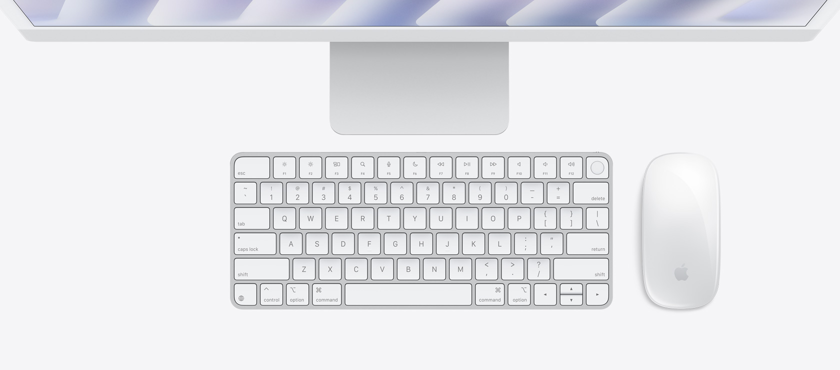 Άνω όψη του ασημί iMac με ποντίκι και πληκτρολόγιο που ταιριάζουν χρωματικά