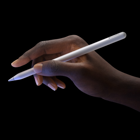 Naudotojas laiko „Apple Pencil Pro“, demonstruojama palietimo du kartus funkcija
