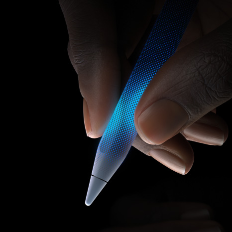 Naudotojas laiko „Apple Pencil Pro“. Sritis, esanti priešais „Apple Pencil“ galiuką yra jautri prisilietimui, demonstruojamas haptinis atsakas