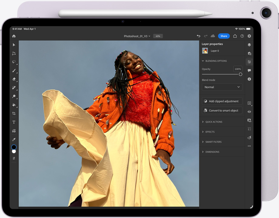 „iPad Air“, priekinėje viršutinėje dalyje pritvirtintas „Apple Pencil Pro“, ekrane matoma programa „Adobe Photoshop“, kurioje redaguojamas vaizdas