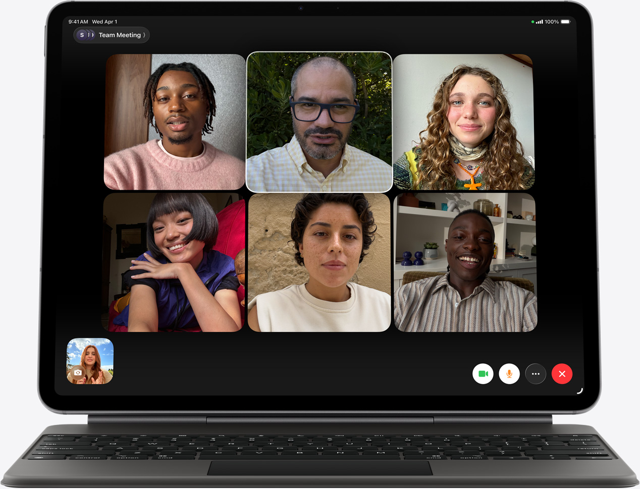 „iPad Air“, priekinė išorinė dalis, „Magic Keyboard“, juodos spalvos, ekrane matomas „FaceTime“ skambutis, matomi keli dalyviai